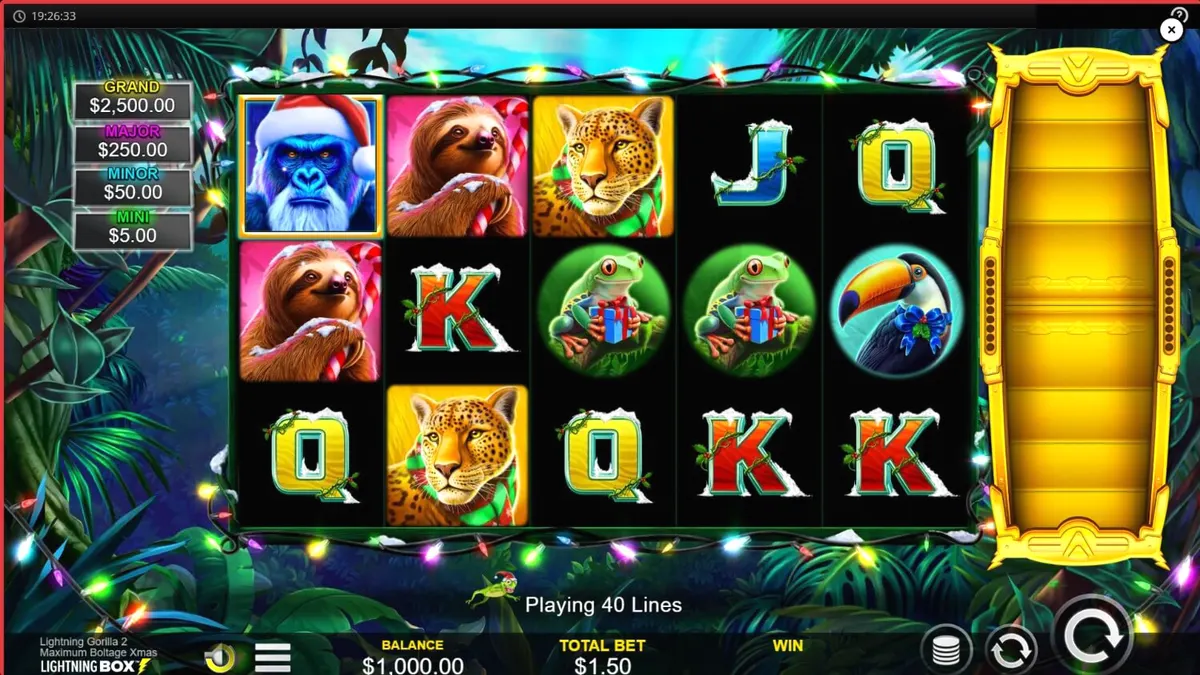 Visual meriah Lightning Gorilla 2 Xmas dengan tema hutan dan Natal